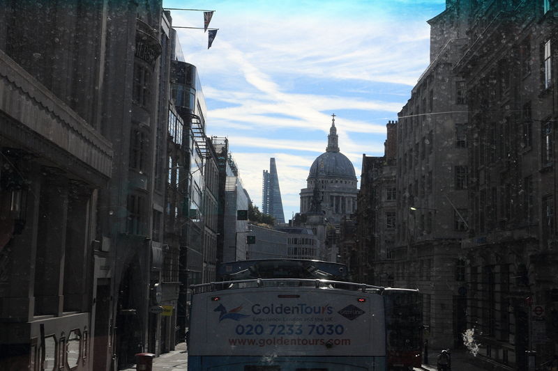 バスの移動は景色が見えるので観光にはとても便利。奥はセントポール大聖堂