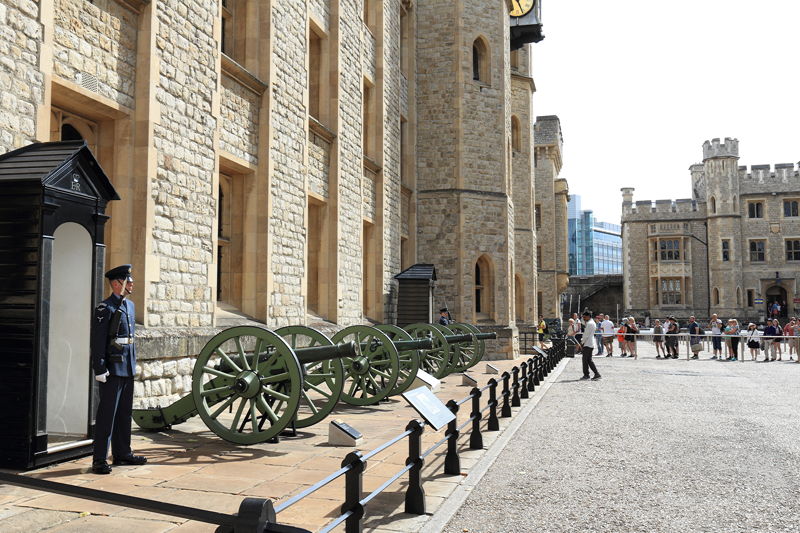 ロンドン塔内のジュエル館、王家の宝物を守っている衛兵がいる